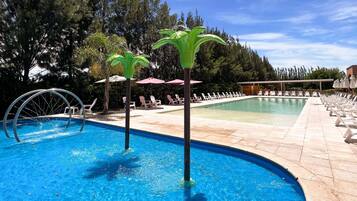 Una piscina techada, una piscina al aire libre de temporada