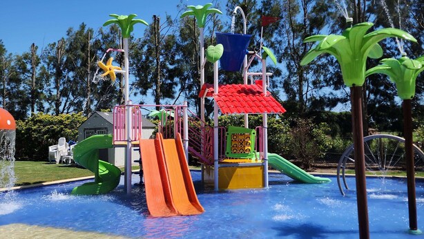 A water play area with slides and water jets. - Howard Johnson by Wyndham Funes (Funes)