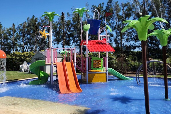 Innenpool, Außenpool (je nach Saison geöffnet)