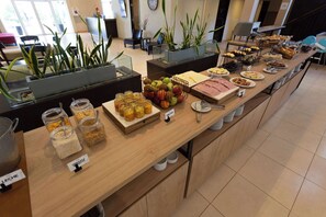 Free daily continental breakfast  - Howard Johnson by Wyndham Funes (Funes)