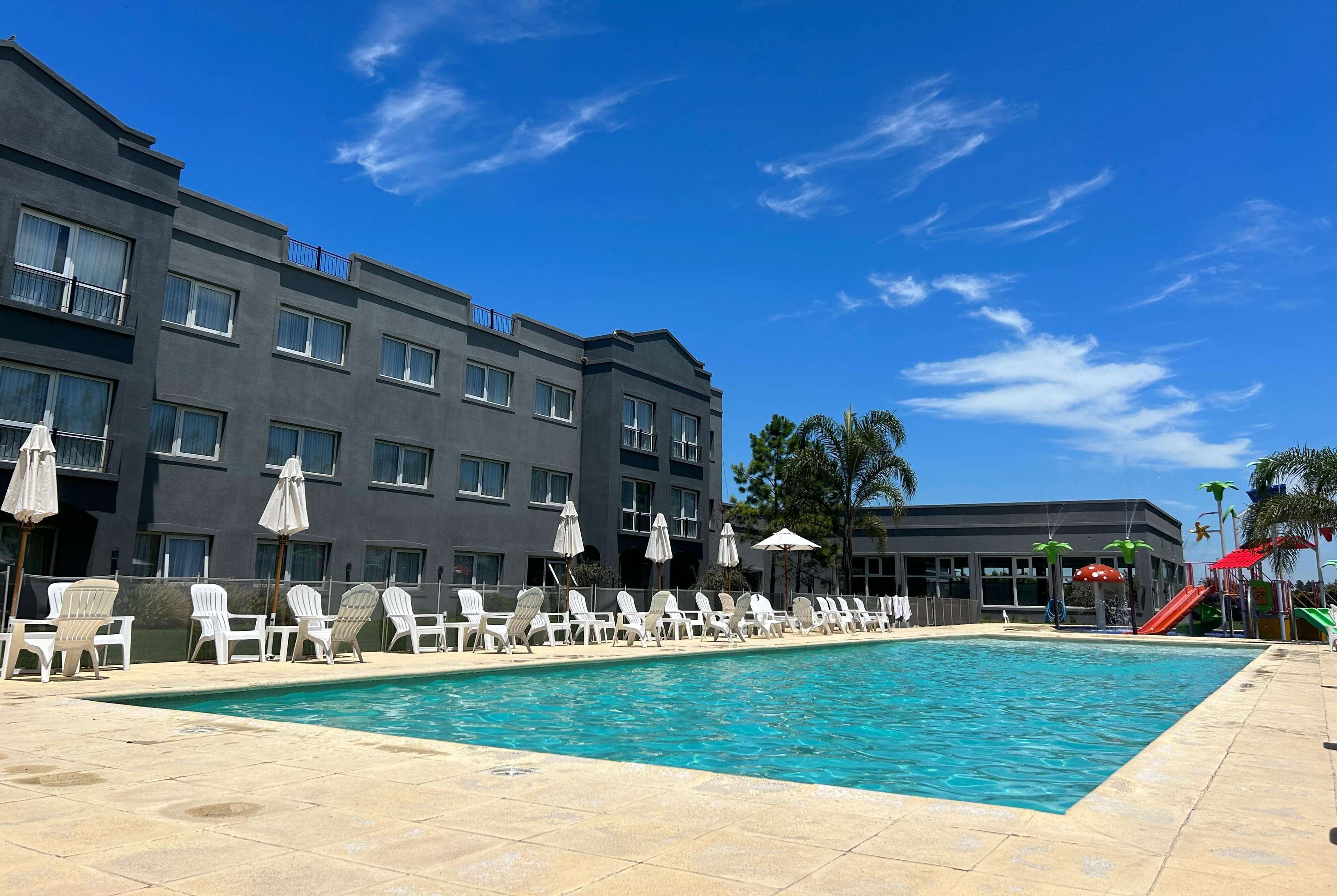 Una piscina techada, una piscina al aire libre de temporada