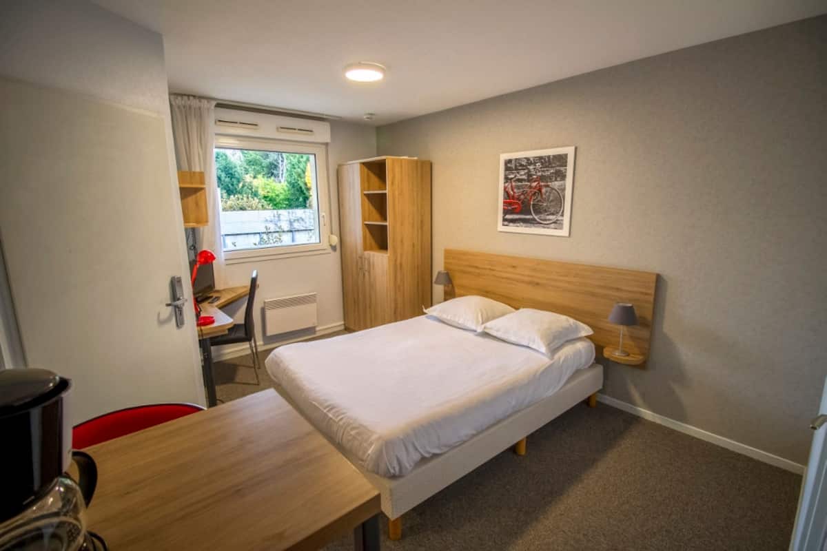 Estudio, 1 cama matrimonial | Escritorio, insonorización, cunas gratuitas y ropa de cama