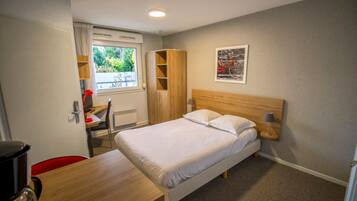 Studio, 1 Double Bed | Desk, soundproofing, free cots/infant beds, bed sheets