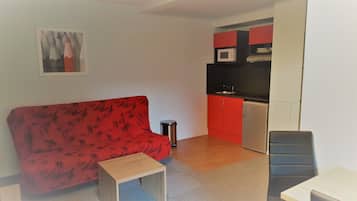 Desk, soundproofing, free cribs/infant beds, bed sheets
