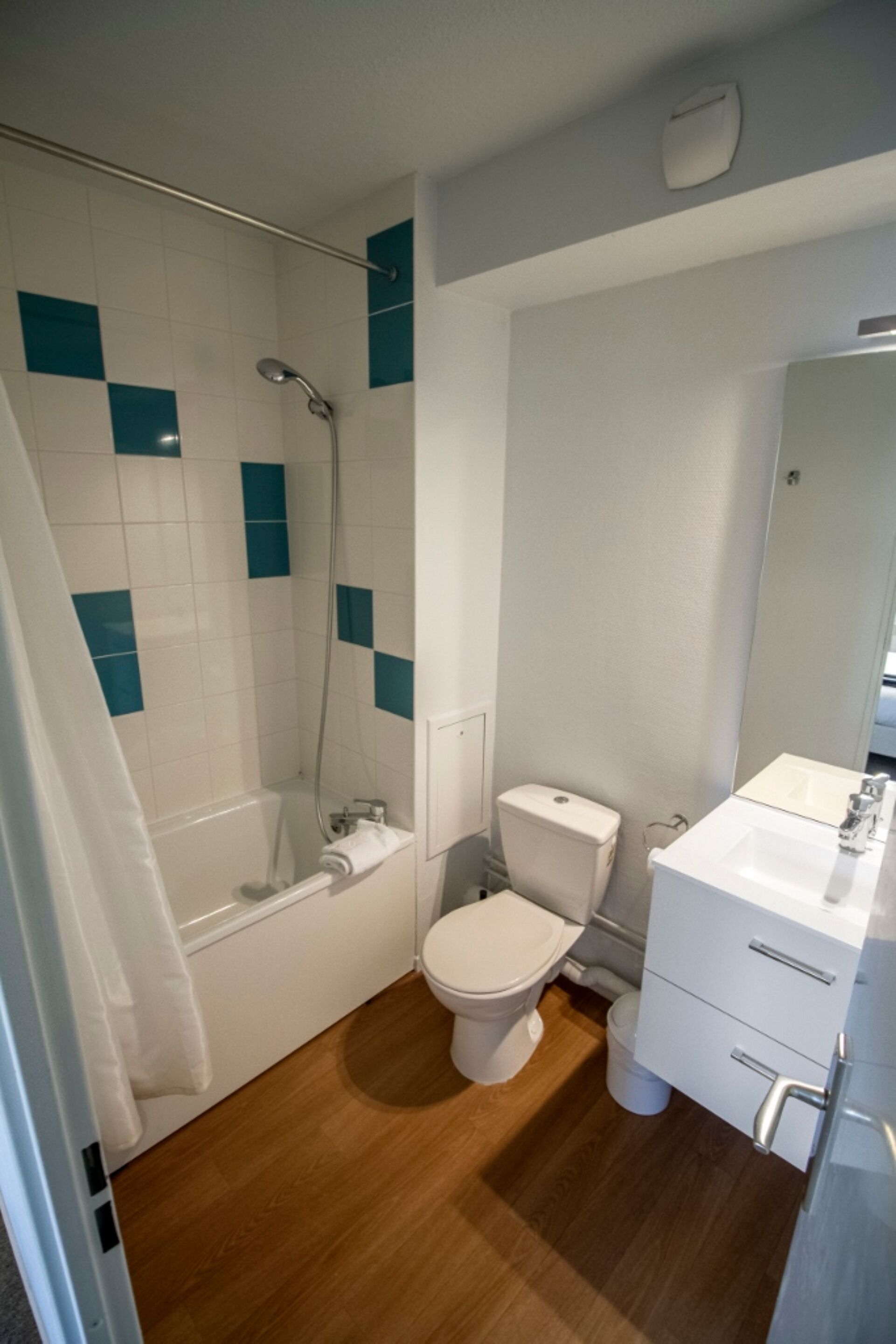 Articles de toilette gratuits, sèche-cheveux, serviettes fournies