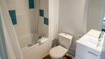 Gratis toiletartikelen, een haardroger, handdoeken