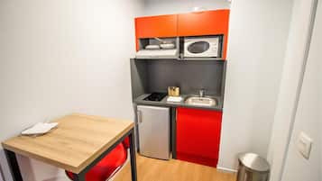 Een bureau, geluiddichte muren, gratis babybedden, beddengoed