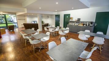 Continental breakfast on weekdays (EUR 10 per person)