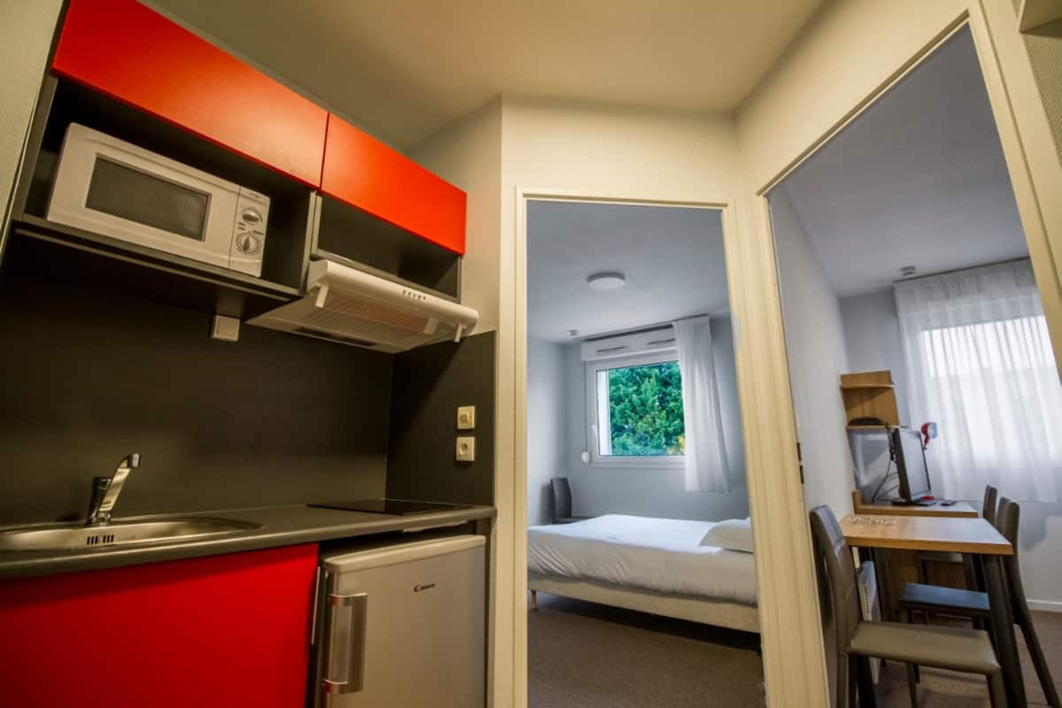 Departamento | Cocineta privada | Refrigerador, microondas, parrilla de estufa y utensilios de cocina