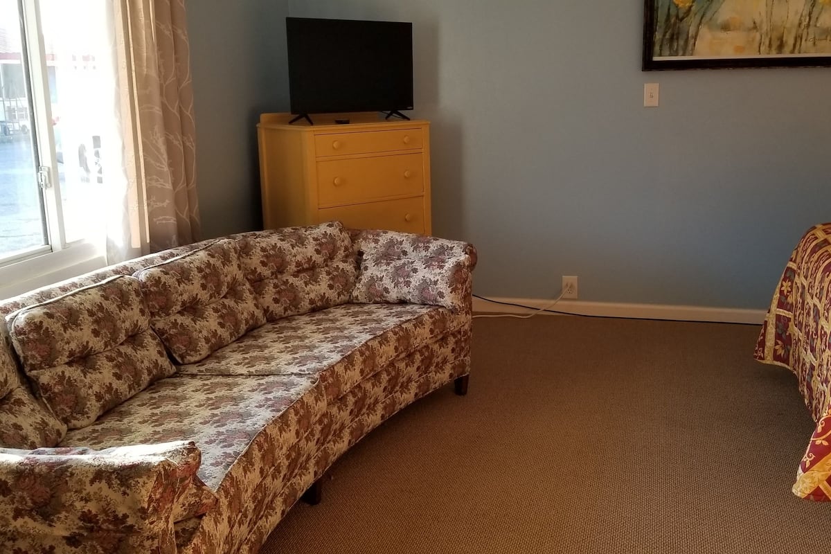 Room, 2 Double Beds, Smoking | Living area