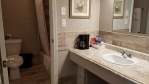 Quarto, 2 camas de casal, para não fumantes | Banheiro