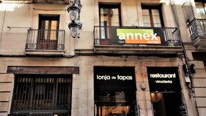 A building with a sign for 'annex hotel' and 'restaurant vinateria' below it. - Hotel Annex (Barcelona)
