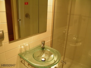 Chambre avec lits jumeaux | Salle de bain | Articles de toilette gratuits, sèche-cheveux, serviettes fournies