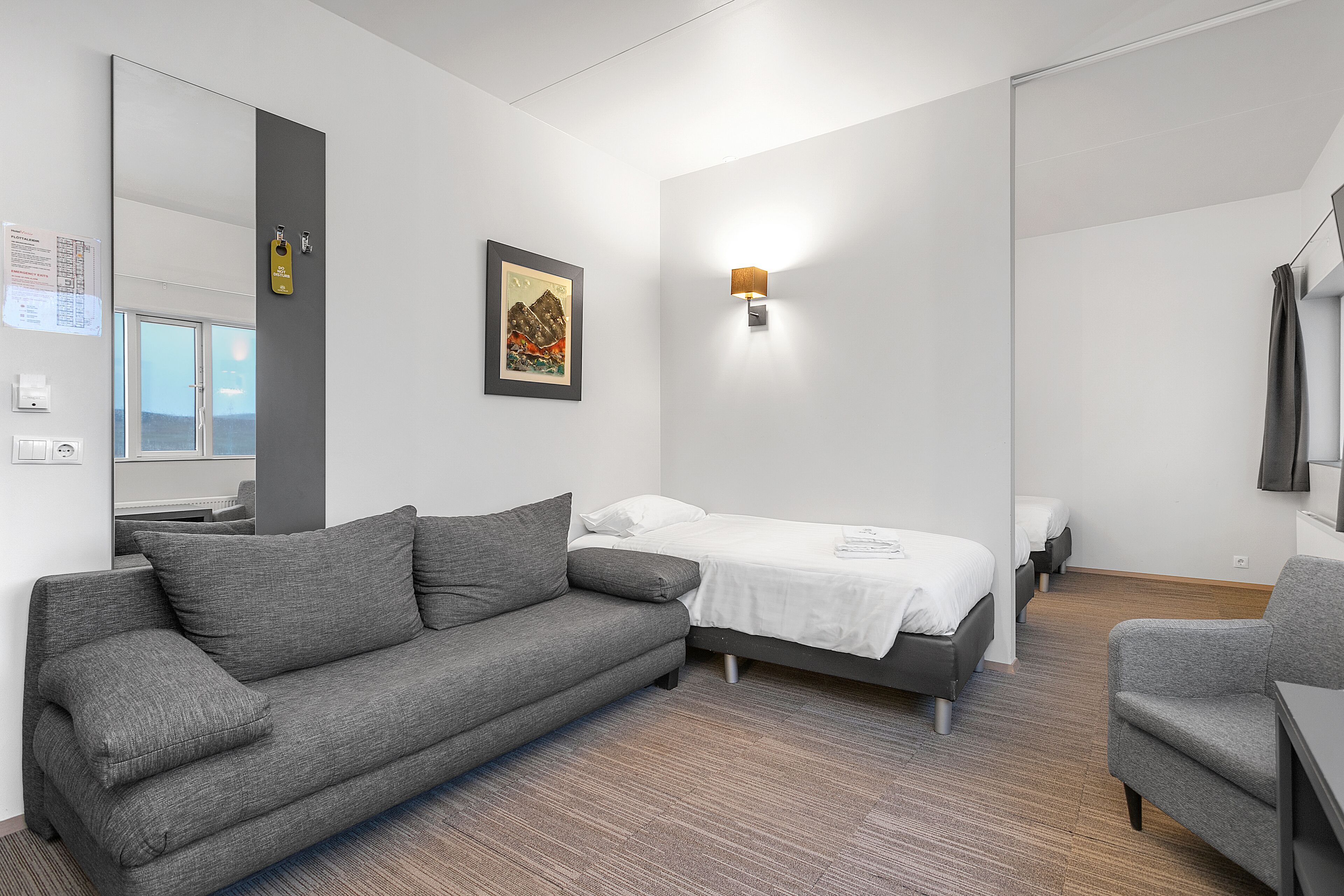 Værelse til 3 personer (with Hot Tub and Sauna Access) | Allergivenligt sengetøj, skrivebord, mørklægningsgardiner, gratis Wi-Fi