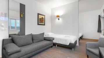 Værelse til 3 personer (with Hot Tub and Sauna Access) | Allergivenligt sengetøj, skrivebord, mørklægningsgardiner, gratis Wi-Fi