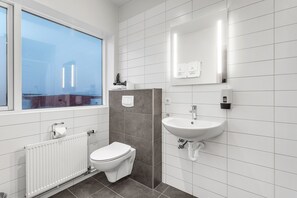Triple Room (with Hot Tub and Sauna Access) | Bathroom