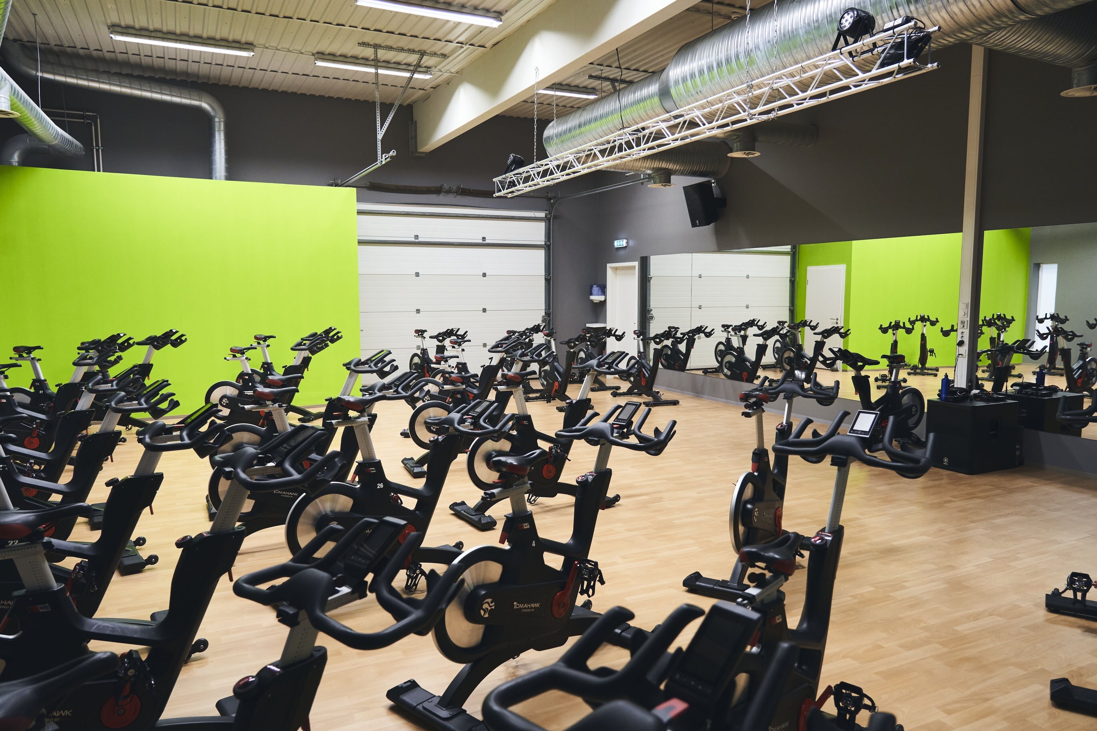 Ett gym med flera motionscyklar uppställda i rader.