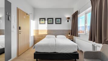 Compact Double Room (with Hot Tub and Sauna Access) | Hypo-allergenic bedding, desk, blackout curtains, free WiFi