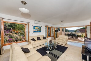 Apartment, 3 Bedrooms, Balcony, Sea View (1st floor) | Living area