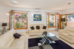 Apartment, 3 Bedrooms, Balcony, Sea View (1st floor) | Living area