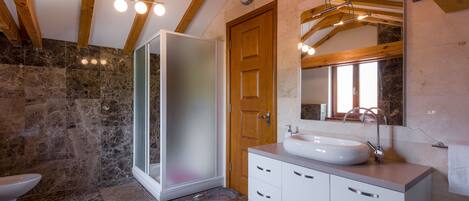 Appartement, 3 chambres, balcon, vue sur la mer (top floor) | Salle de bain | Ensemble baignoire-douche, séchoir à cheveux, bidet, serviettes fournies