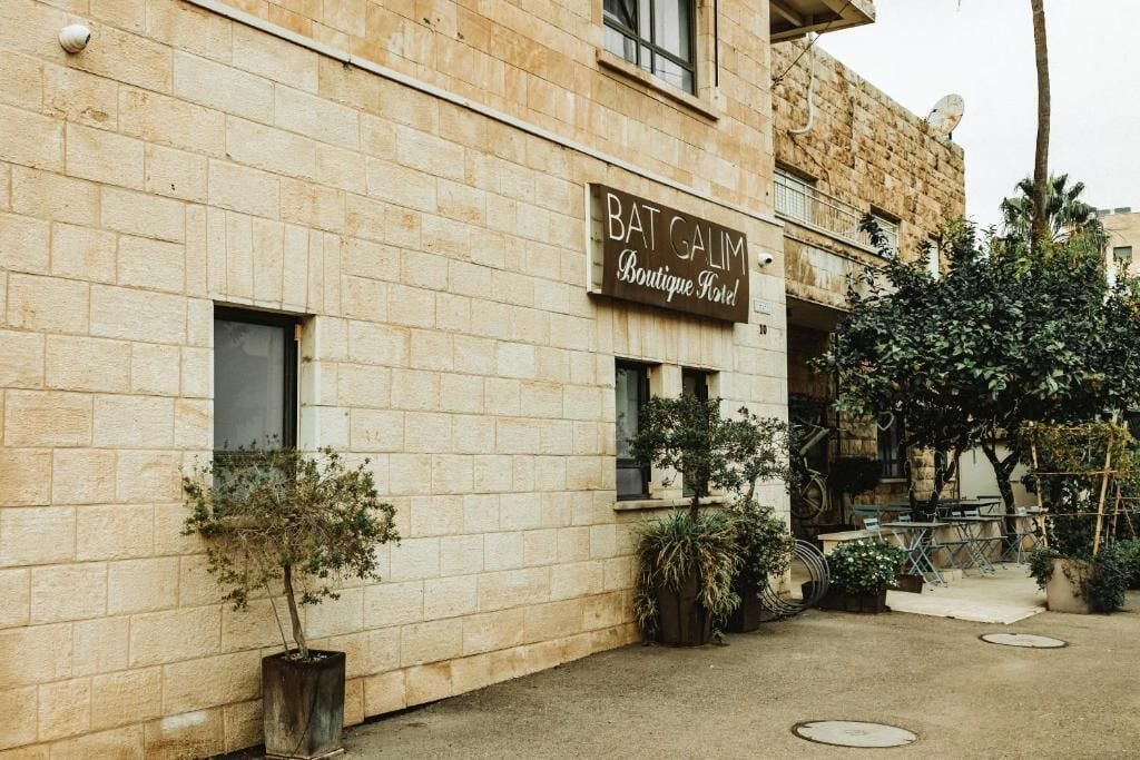 Um edifício com uma placa que diz 'BAT GALIM Boutique Hotel'.