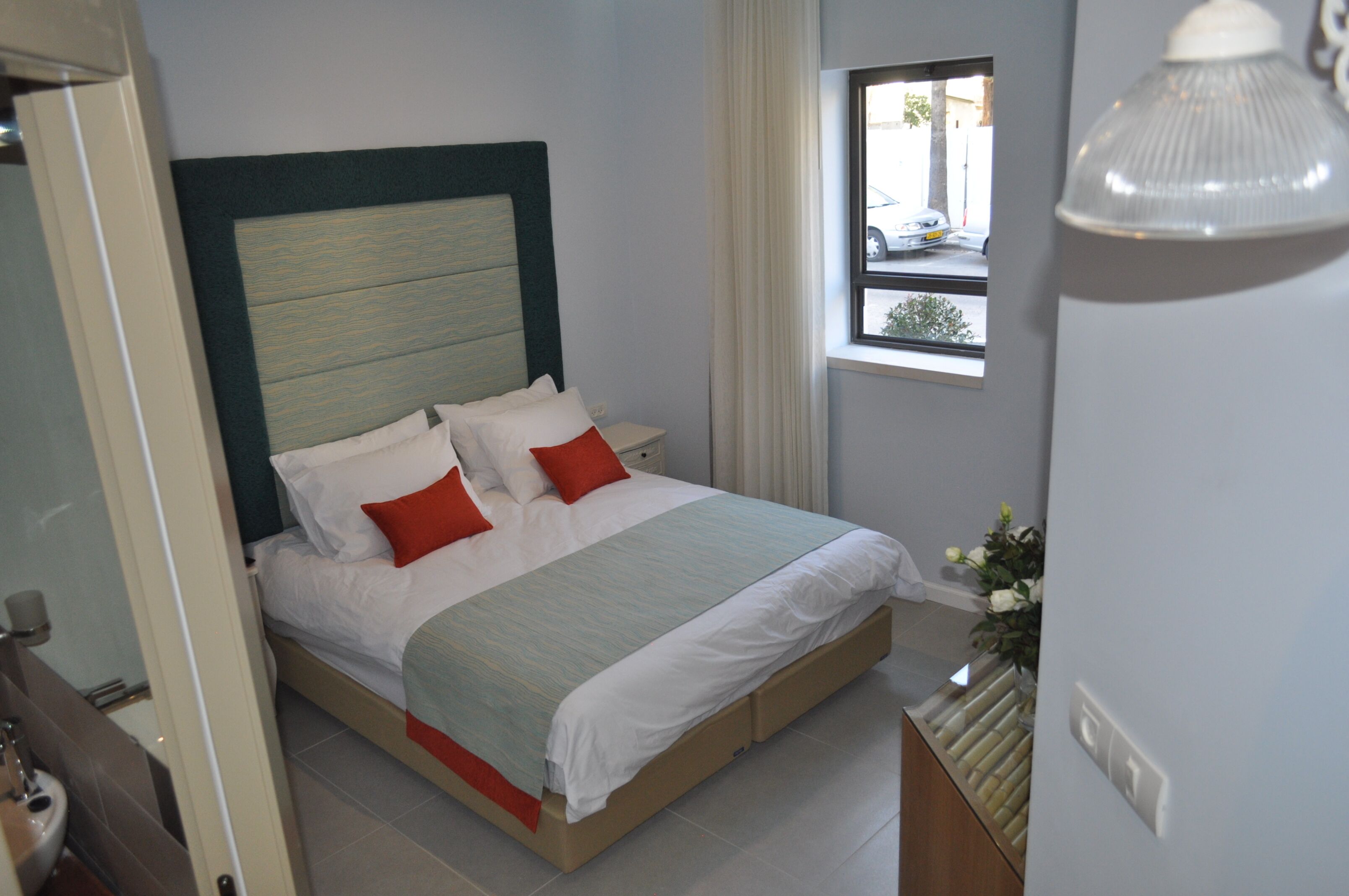 Een minibar, een kluis op de kamer, een bureau, geluiddichte muren