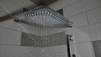 Ducha del cuarto de baño