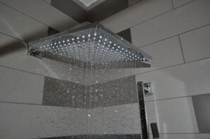 Badkamer met douche