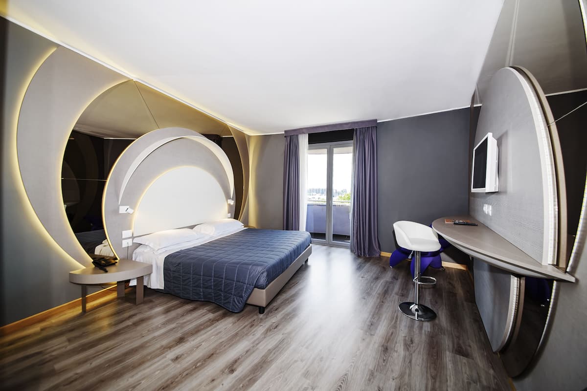 Premium bedding, minibar, in-room safe, desk