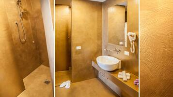 Een badkamer met douche, wastafel en spiegel.