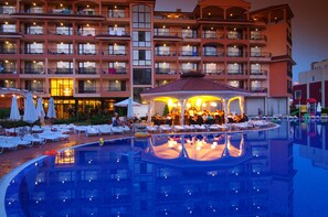 Indoor pool, pool umbrellas, pool loungers - Hotel & SPA Diamant Residence - All Inclusive (Sunny Beach)