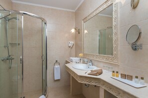 One-Bedroom Suite | Bathroom | Shower, free toiletries, hair dryer, towels - Hotel & SPA Diamant Residence - All Inclusive (Sunny Beach)