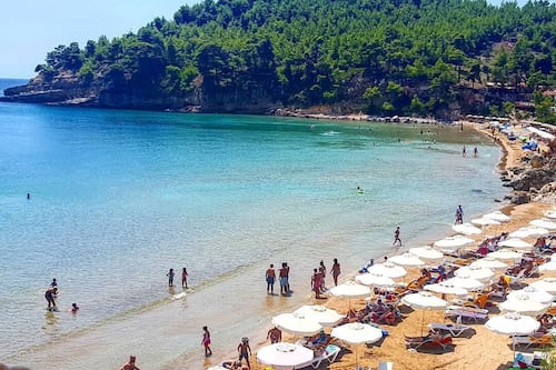 Sulla spiaggia, lettini da mare, ombrelloni, teli da spiaggia