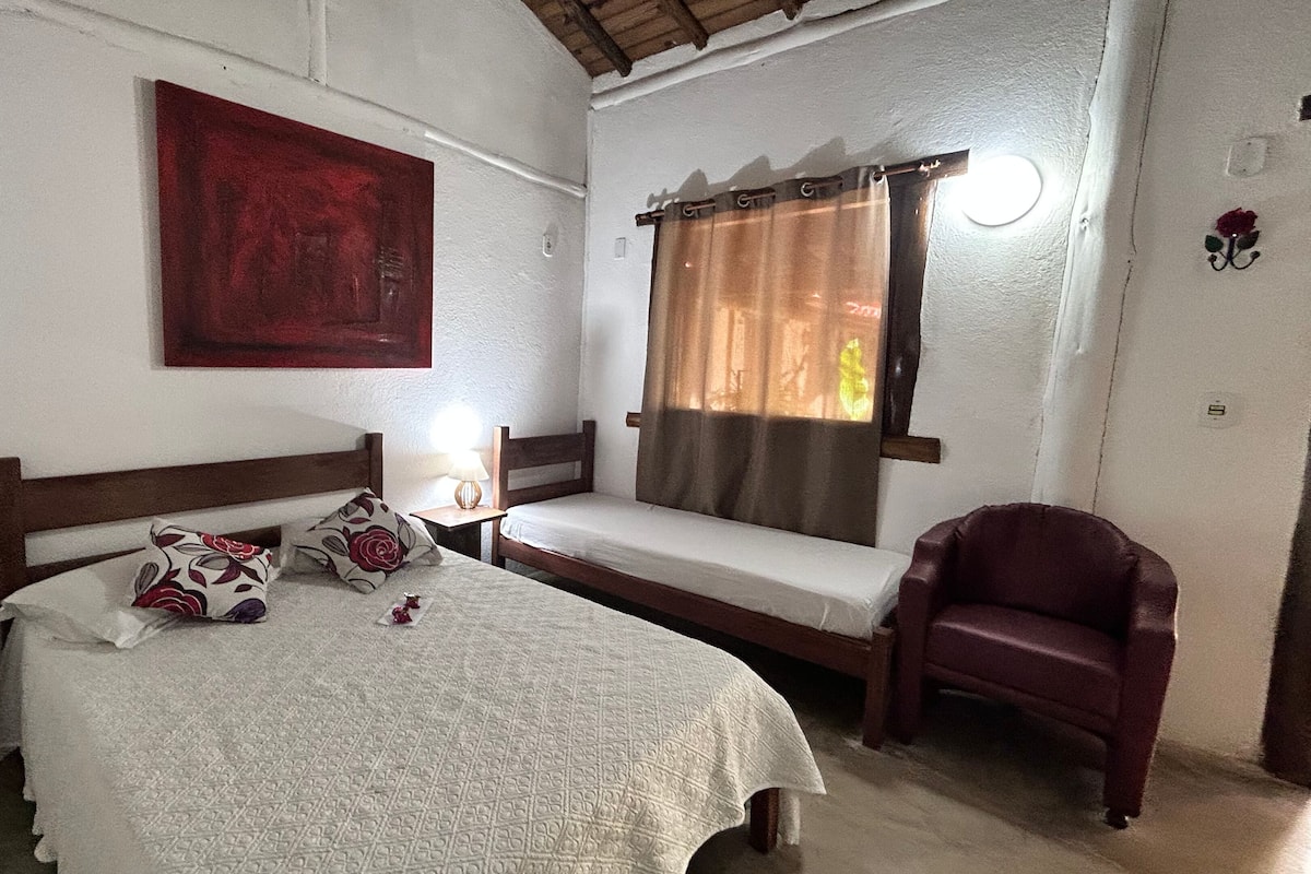 Quarto casal standard, 1 cama de casal | Frigobar, roupa de cama