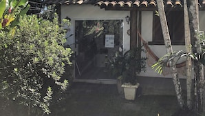 A traditional building with a tiled roof and a glass door entrance. - Pousada Estalagem Paraty (Paraty)