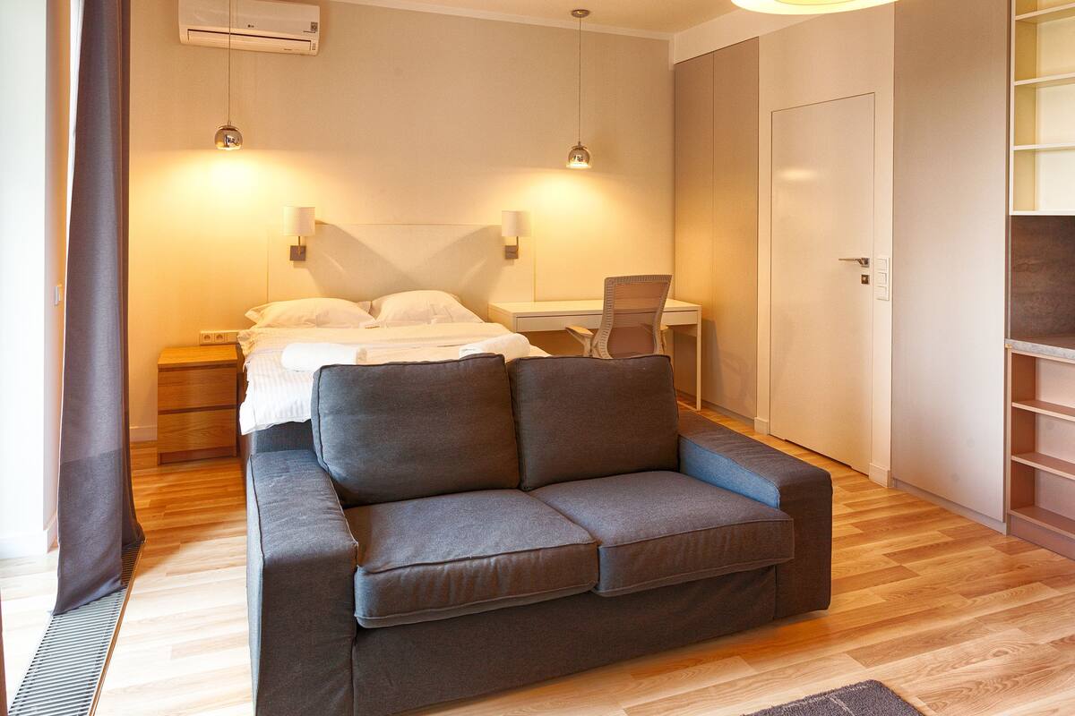 Luxury Studio | 1 bedroom, premium bedding, iron/ironing board, free cots/infant beds