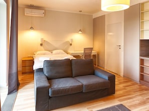 Luxury Studio | 1 bedroom, premium bedding, iron/ironing board, free cots/infant beds