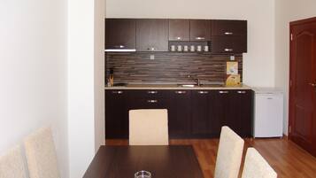 Comfort Apartment, 1 Bedroom, Kitchenette | Private kitchen | Fridge, electric kettle, toaster, cookware/dishes/utensils