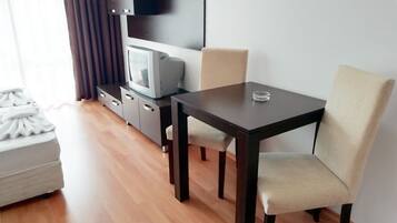 1 bedroom, bed sheets