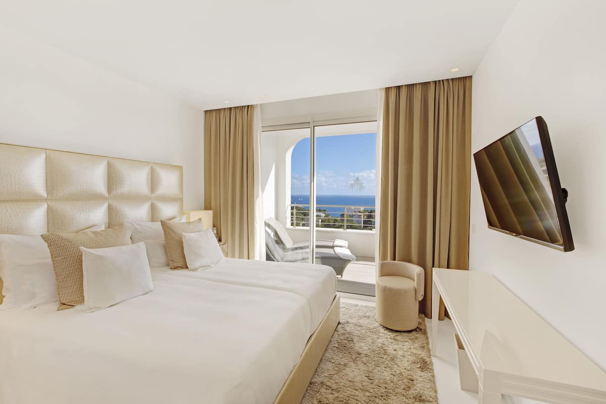 minibar, in-room safe, desk, soundproofing