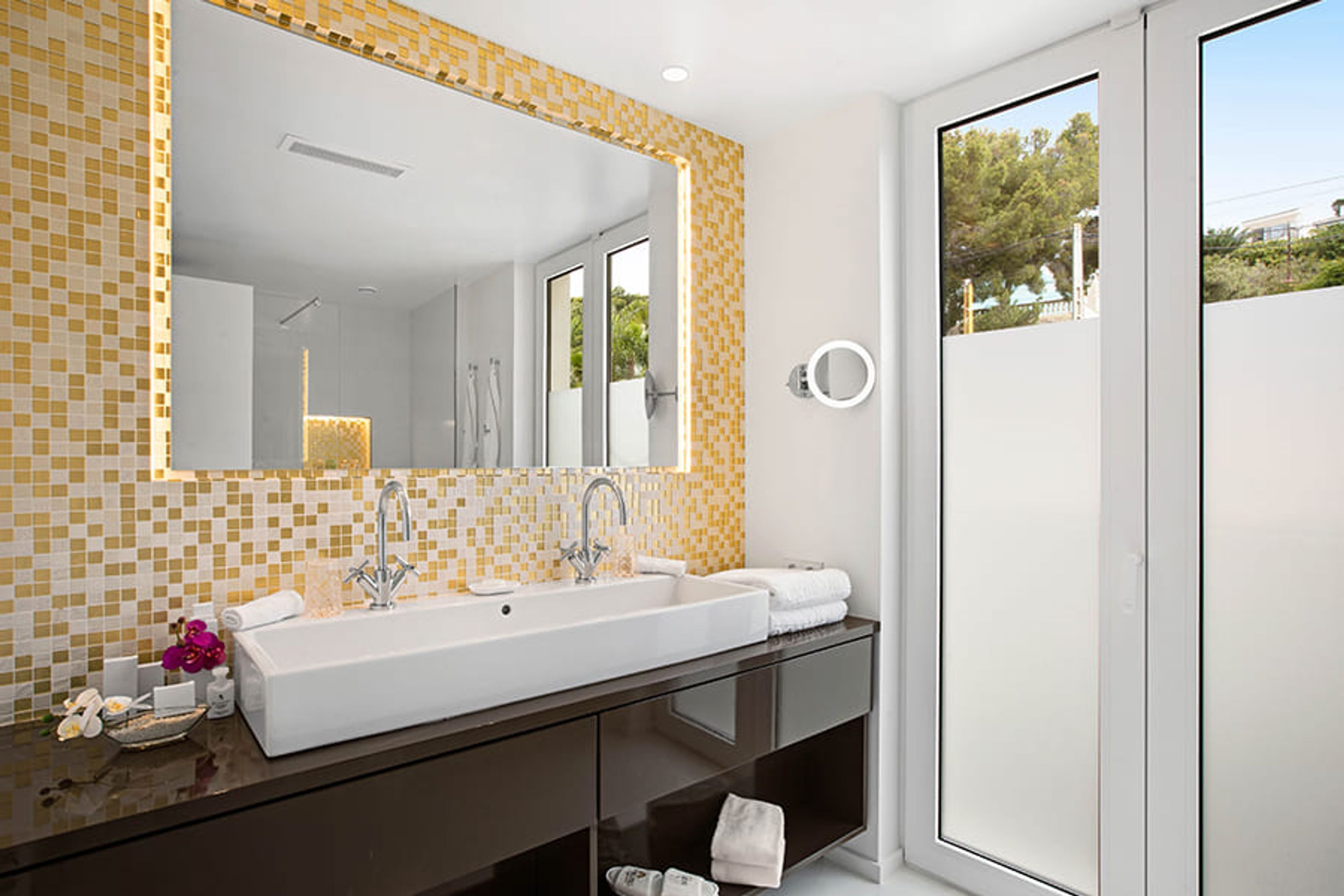 south west suite balcón | bathroom | designer toiletries, hair dryer, bathrobes, slippers