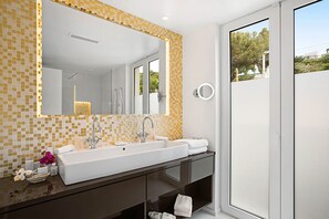 South West Suite balcón | Badezimmer | Designer-Toilettenartikel, Haartrockner, Bademäntel, Hausschuhe