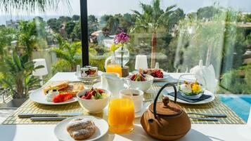 Free daily buffet breakfast