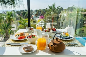 Buffet déjeuner gratuit tous les jours