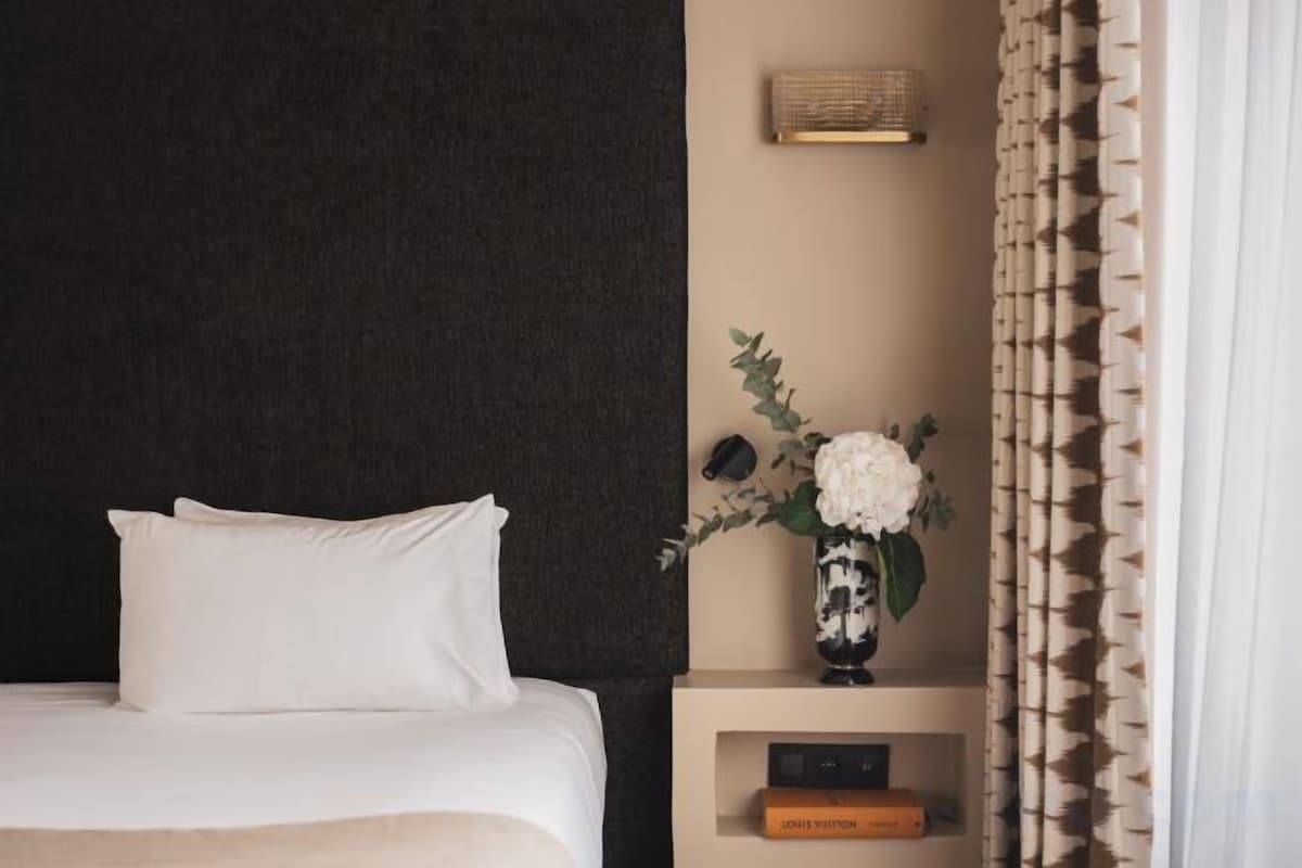 Premium bedding, in-room safe, blackout drapes, soundproofing
