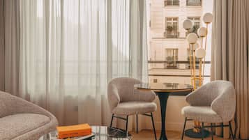 Junior Suite | Oppholdsområde | En 83-centimeters LED-TV med Parabol-TV samt TV