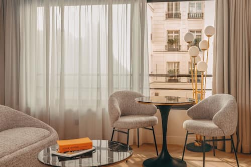 Junior Suite | Living area | 83-cm LED TV with satellite channels, TV