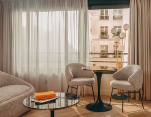 Junior Suite | Área de sala de estar | Televisión LED de 83 cm con canales vía satélite y televisión 