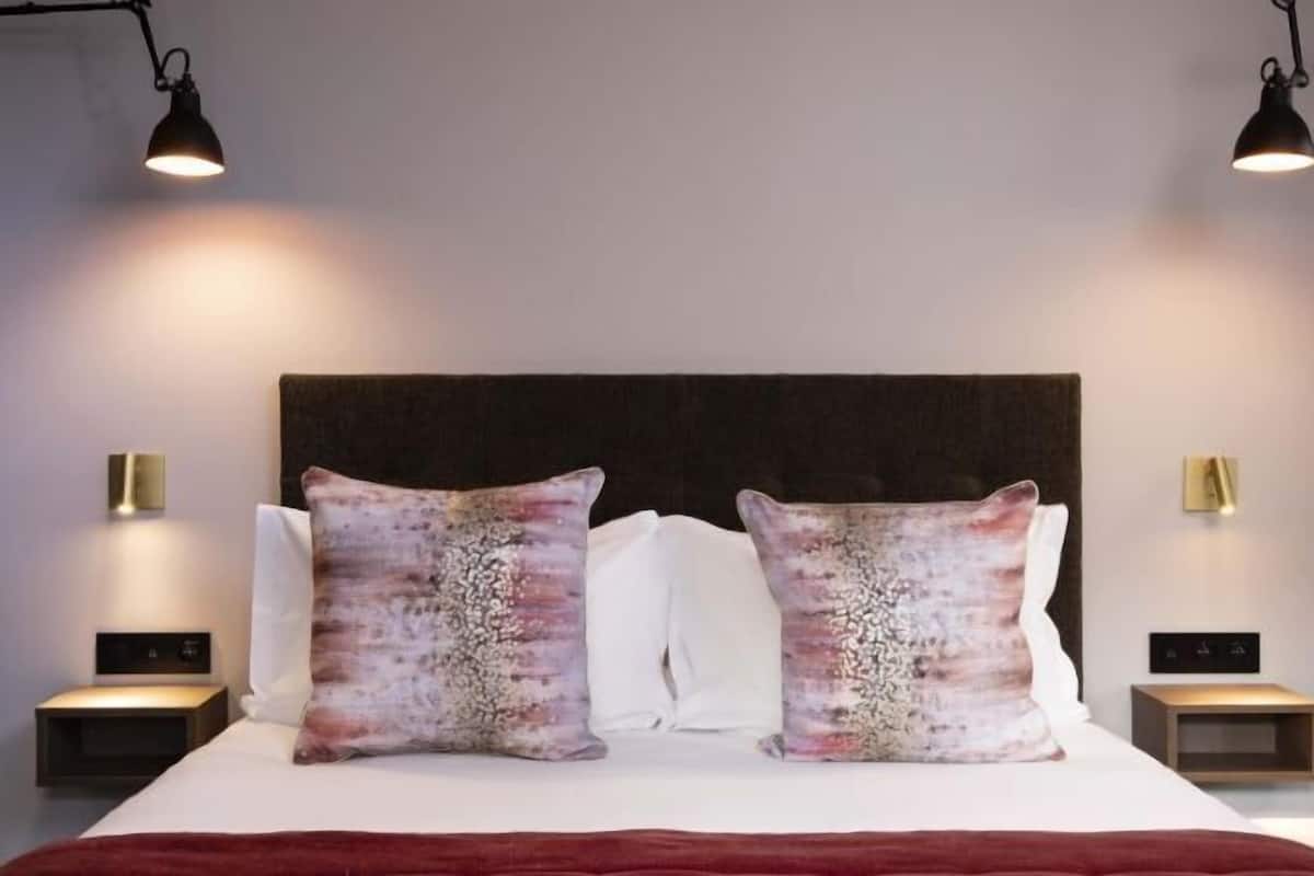2 bedrooms, premium bedding, in-room safe, blackout drapes